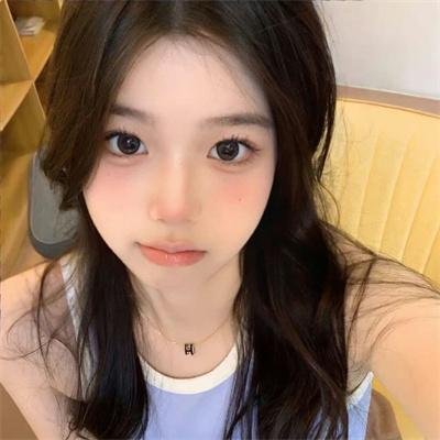 戴流苏耳环的少女